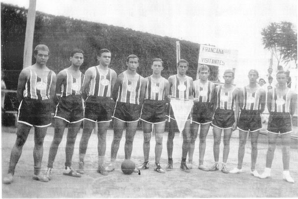 Recebo esta colaboração do leitor Ismar Jacinto, pessoa das mais conhecidas aí na cidade. Era uma turma de estudantes do Colégio Champagnat, que formava o time de voleibol da escola, isso lá no ano de 1944. Da esquerda para a direita: Ismar Jacinto, Emíli